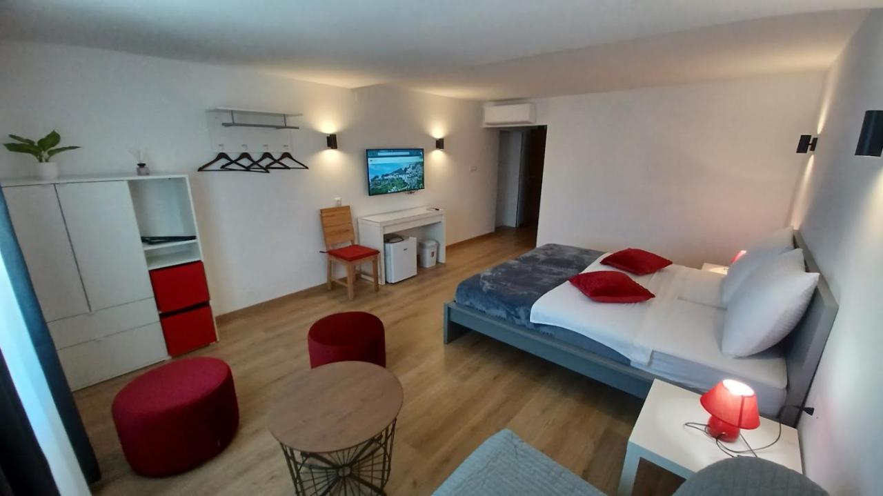 Amaryllis Residence, Apartment Diana & Deluxe Rooms With Shared Kitchen Veli Lošinj Buitenkant foto