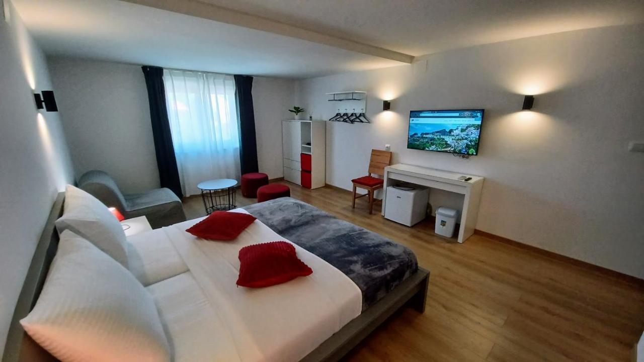 Amaryllis Residence, Apartment Diana & Deluxe Rooms With Shared Kitchen Veli Lošinj Buitenkant foto