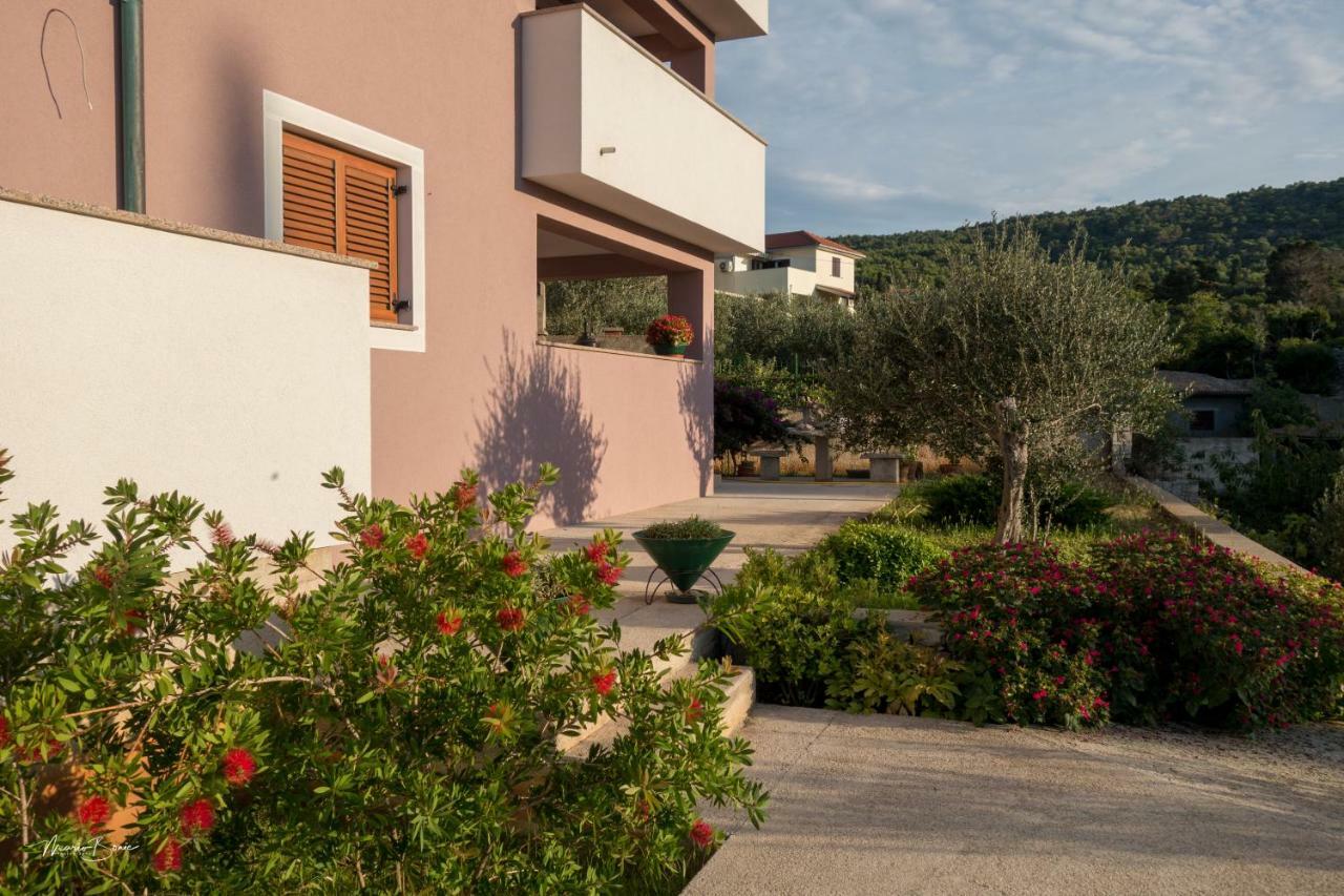 Amaryllis Residence, Apartment Diana & Deluxe Rooms With Shared Kitchen Veli Lošinj Buitenkant foto